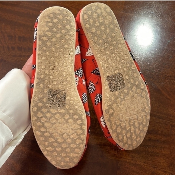 GREAT CONDITION TOMS SHOES IN ORANGE W/ UMBRELLAS ON THEM. SZ 7 LIKE NEW - Picture 4 of 4